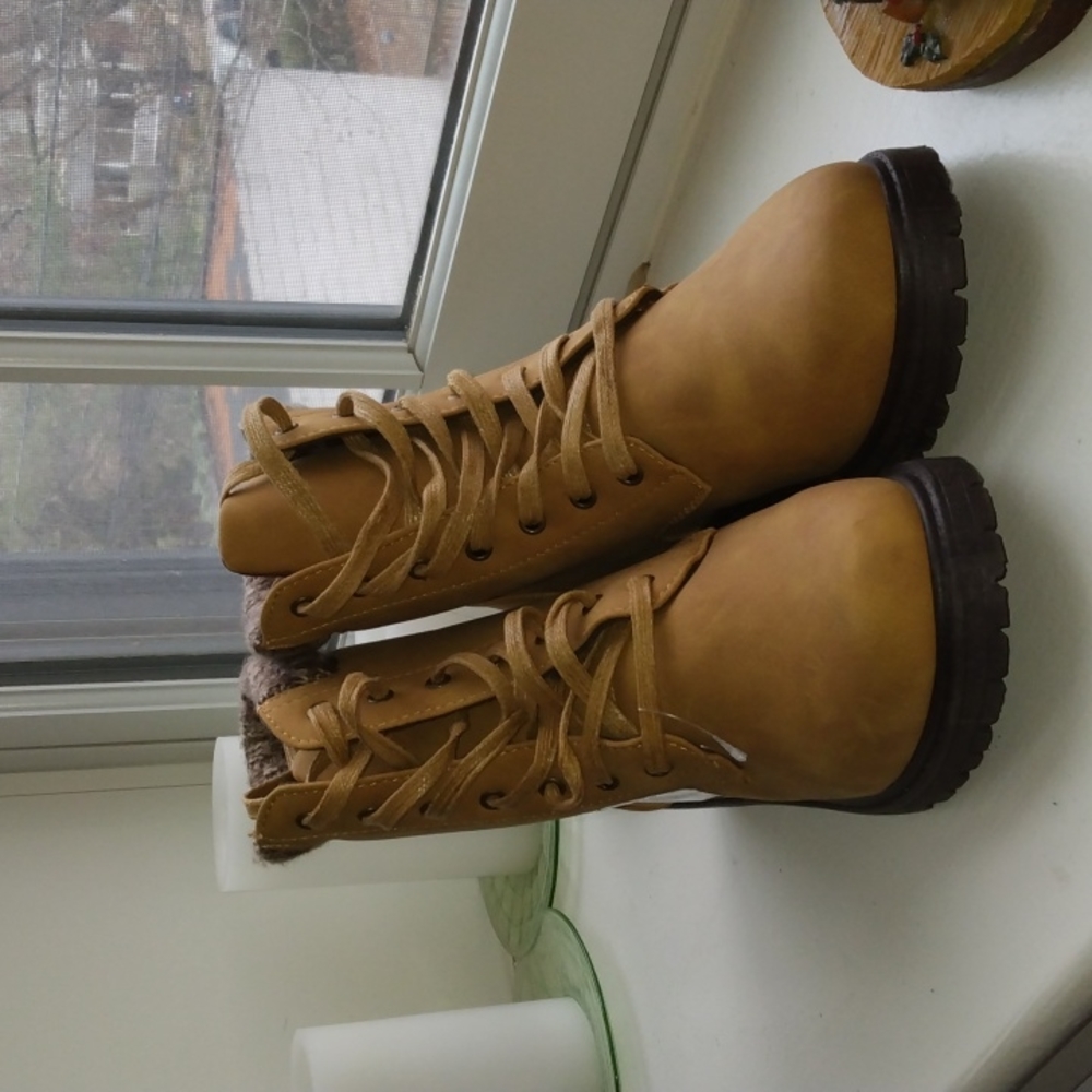 London Rag women's size 8. NWOT. Sweater knot lined the top boots